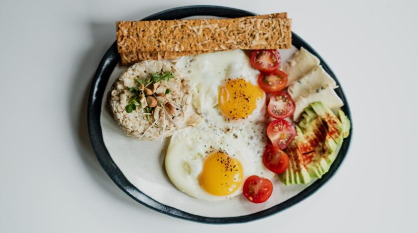Что приготовить на завтрак: рецепт вкуснейшей яичницы с моцареллой