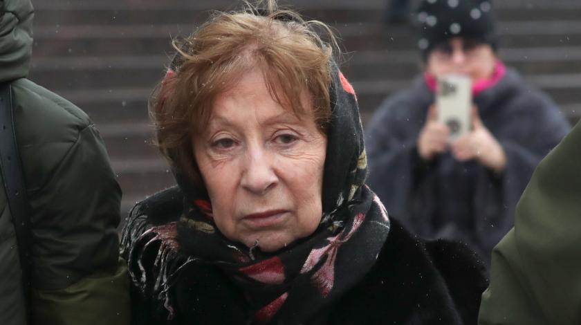 Вернулась в Россию, чтобы проститься: Ахеджакова прилюдно разрыдалась