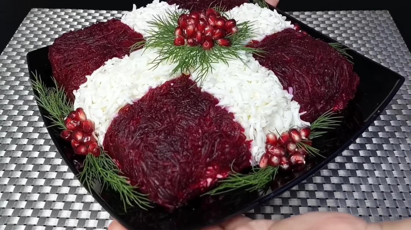 Собрали массу комплиментов: салат "Королевский" поразил гостей на Новый год