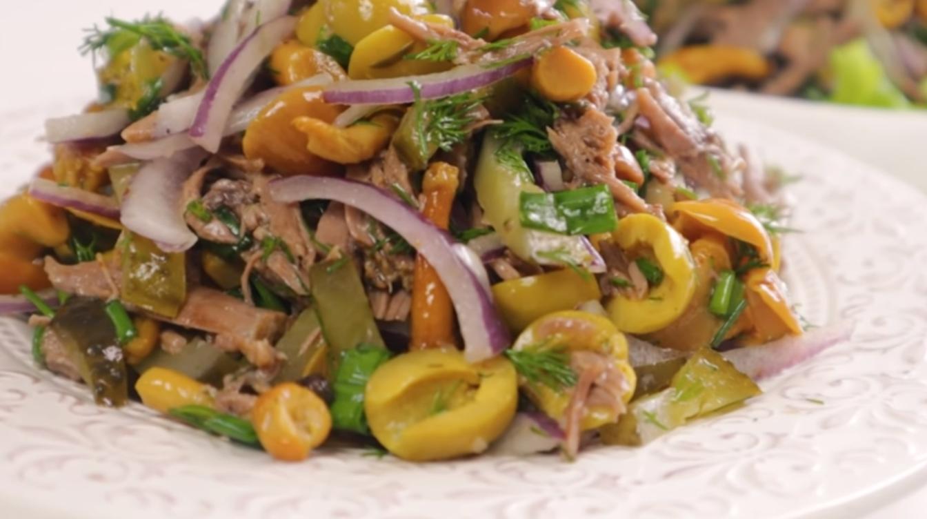 Просто обалденный мясной салат для мужчин на Новый год: гости будут в восторге