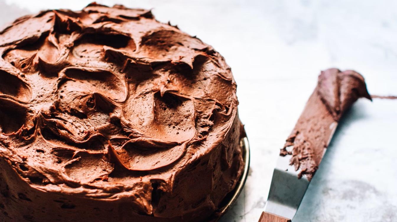 Нежный торт без выпечки: сливочно-шоколадный вкус сведет с ума 