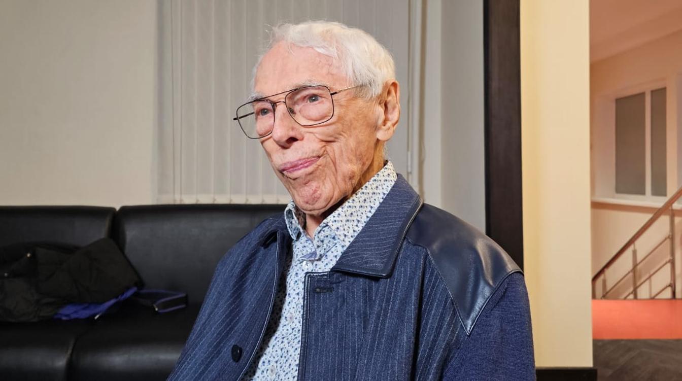 По стопам Петросяна и Диброва: 97-летнего Зацепина окучивает молодая азиатка