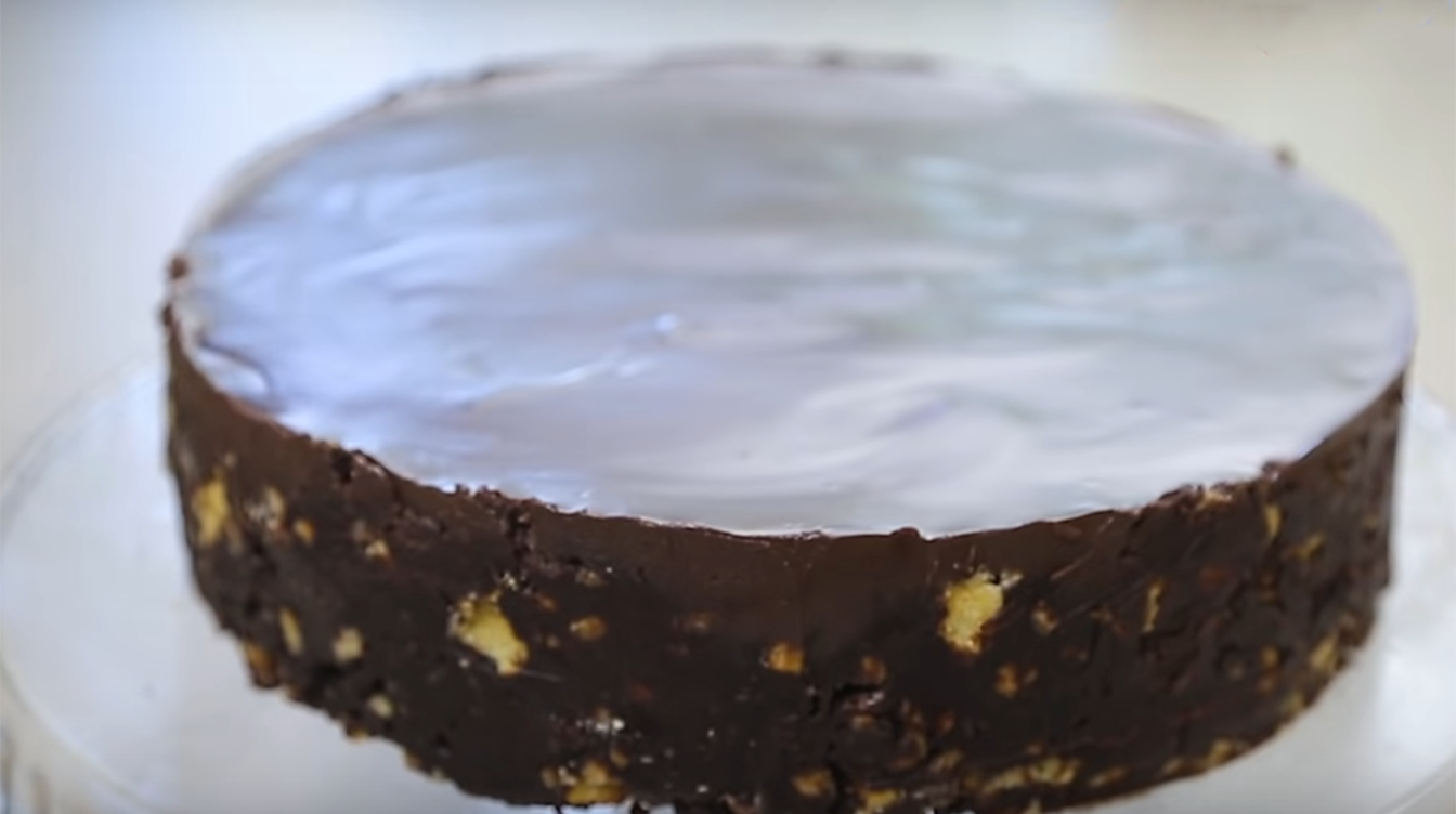 Вкуснейший шоколадный торт без духовки: домашние сметут его влет